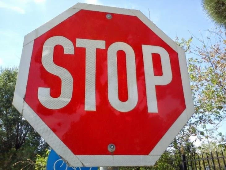 Γνώριζες γιατί το STOP είναι οκτάγωνο; – Δεν πάει το μυαλό σου…